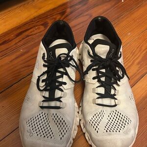 On Cloud Women’s Black and White Athletic Shoes